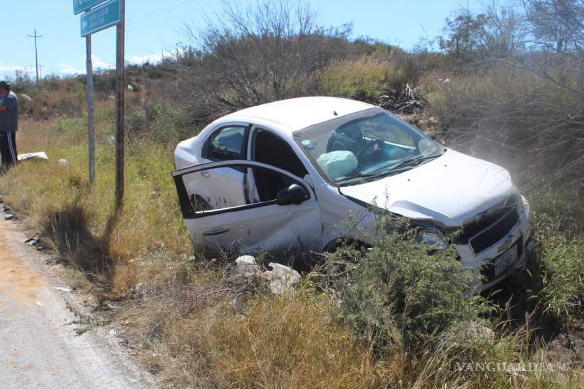 $!La maniobra de incorporación del Nissan Versa provocó el choque contra el Chevrolet Aveo.