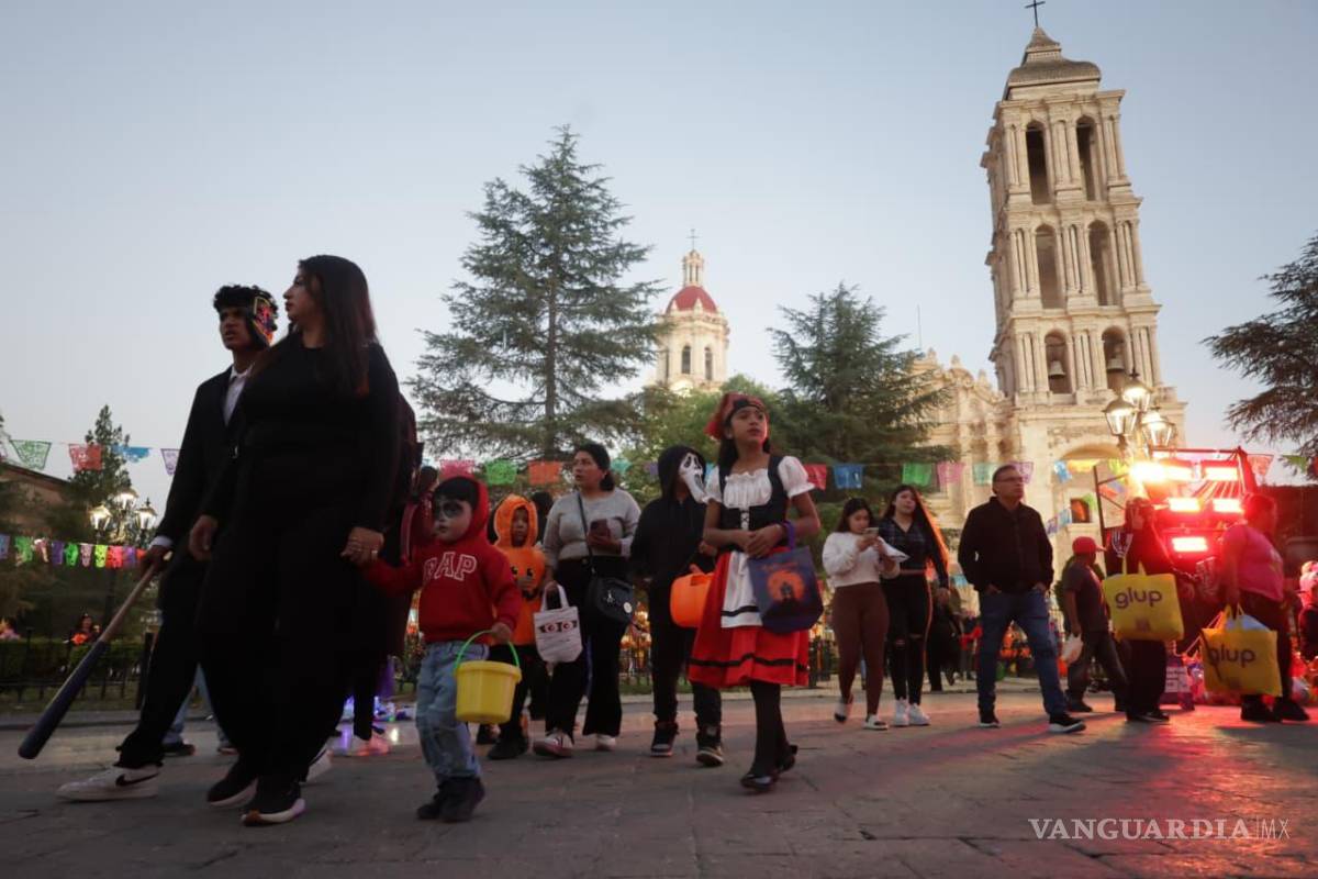 $!Las máscaras y los colores invadieron el centro de Saltillo durante el festejo de Halloween.