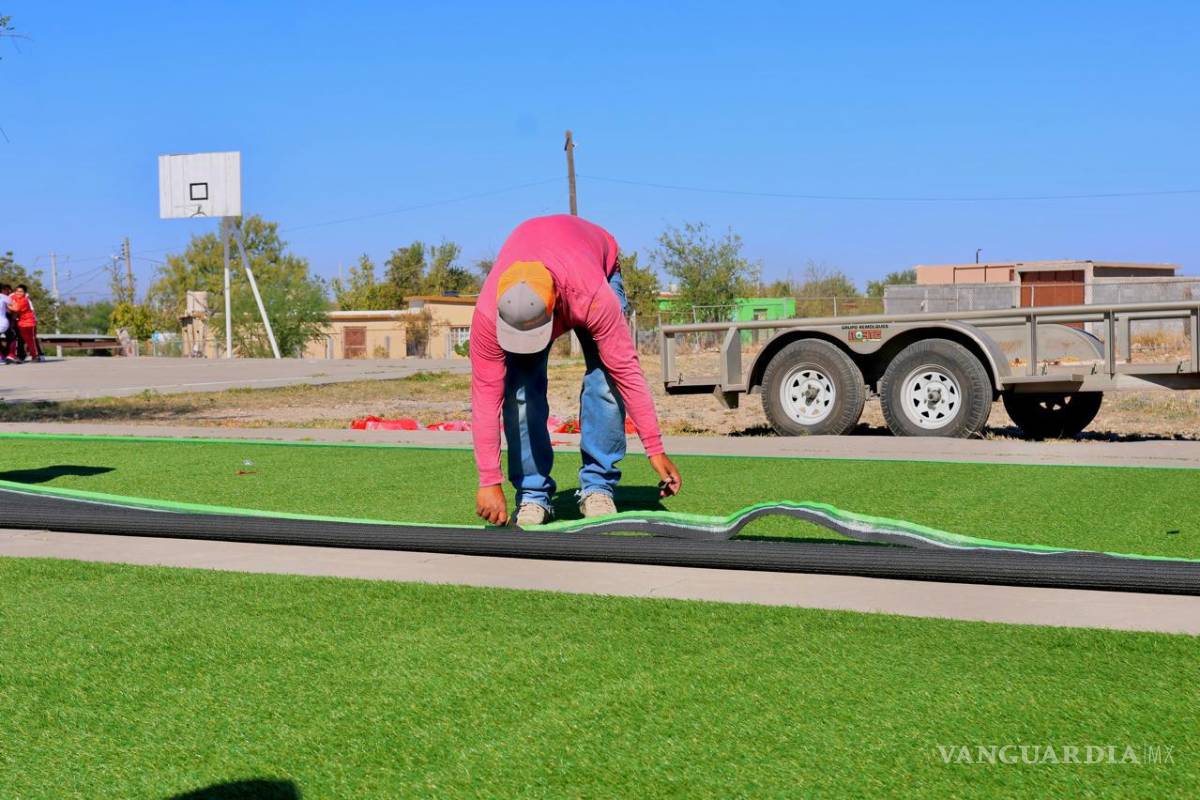 Inicia en Sabinas construcción de cancha de pasto sintético