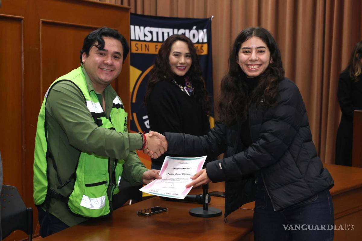 $!El director del Instituto Municipal de la Juventud, Abraham Ramírez Espinoza, encabezó la entrega de reconocimientos a estudiantes prestadores de servicio social.
