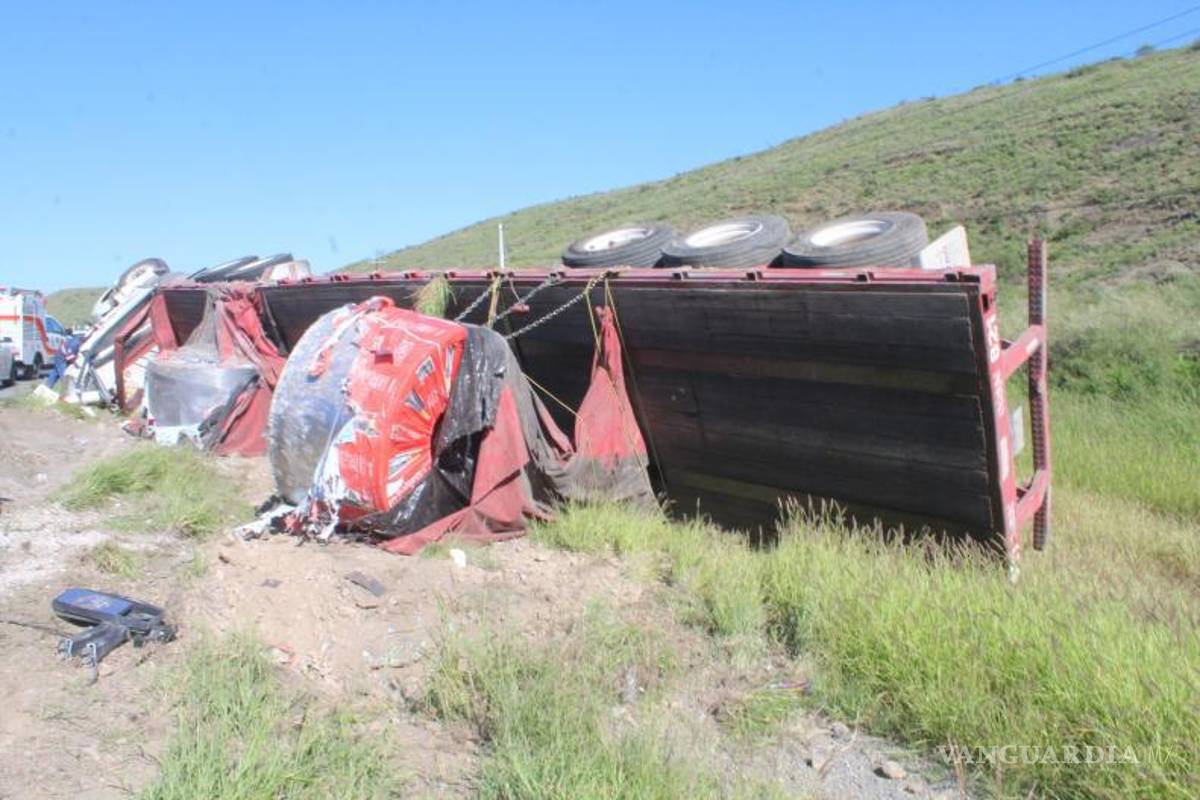$!Rollos de acero quedaron dispersos tras la volcadura del tractocamión de la línea Astor.