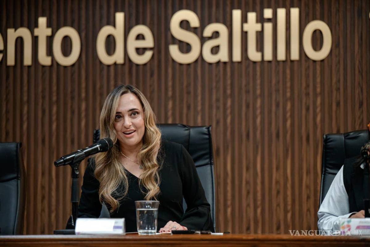 $!Nayeli Castro, directora de Desarrollo Urbano del Municipio, destacó que la certificación reconoce el trabajo de las áreas encargadas de los trámites en materia de asentamientos humanos, desarrollo urbano y construcción.