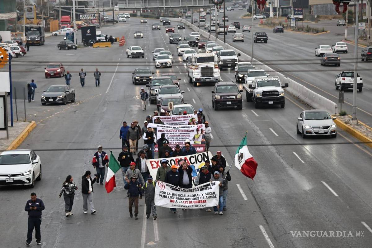 $!Integrantes del grupo laboral avanzan por el bulevar V. Carranza hacia el recinto legislativo en su exigencia de liquidaciones.