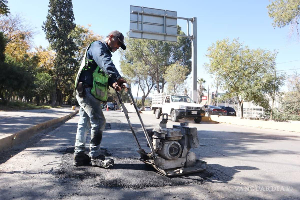 Intensifican bacheo en el bulevar Valdés Sánchez y colonias del oriente de Saltillo