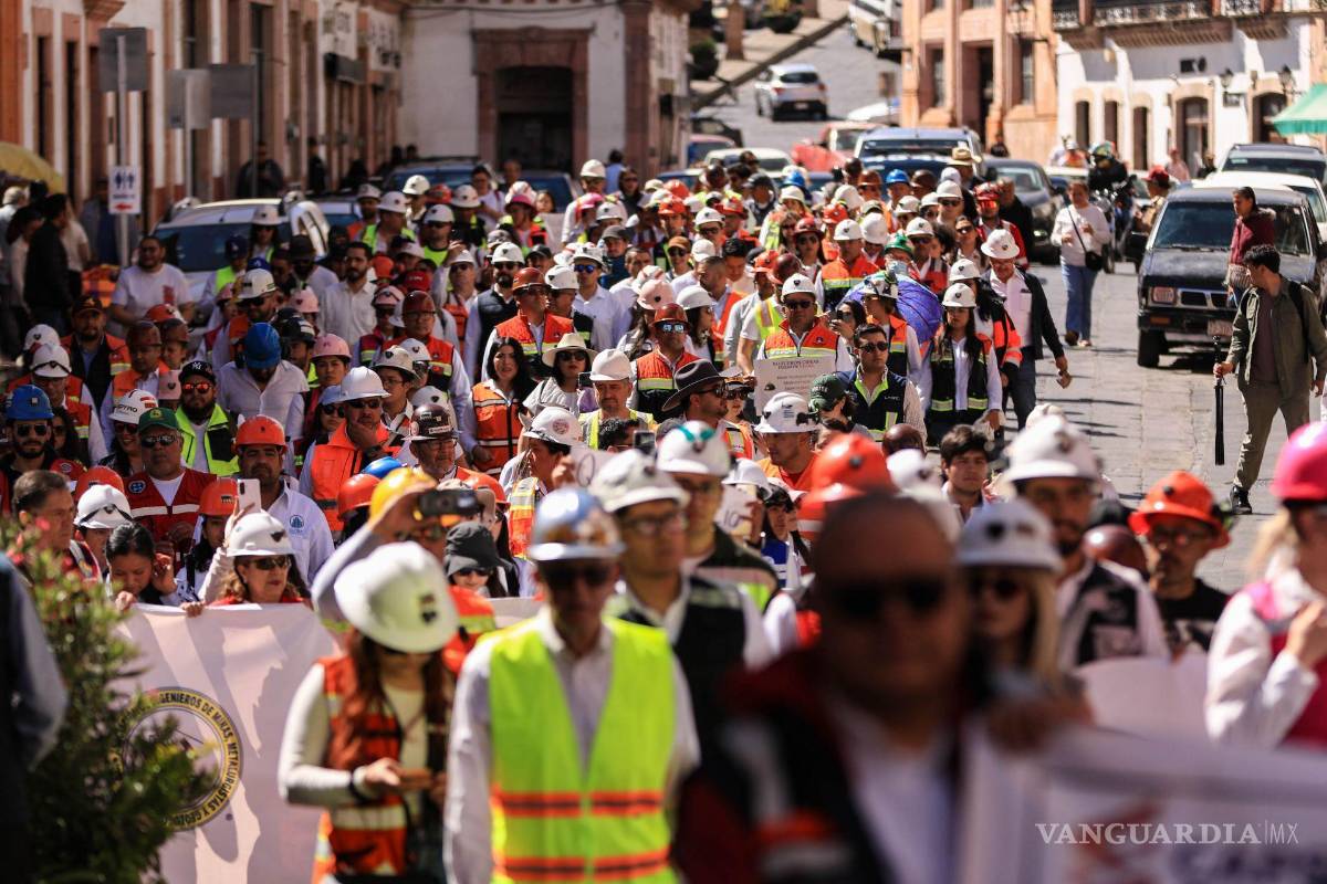 $!En Zacatecas, mineros marcharon por calles del centro histórico, acompañando a familiares de Ignacio Salazar Flores Jose Ángel Hernandez Vélez, mineros desaparecidos y después localizados sin vida.