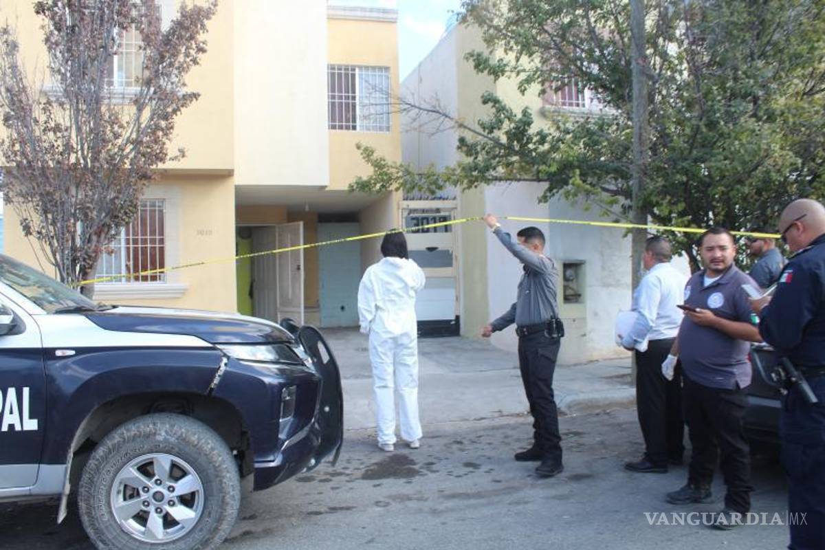 $!El cuerpo fue trasladado al Semefo para las diligencias correspondientes, mientras familiares expresan su sorpresa ante la decisión del hombre.