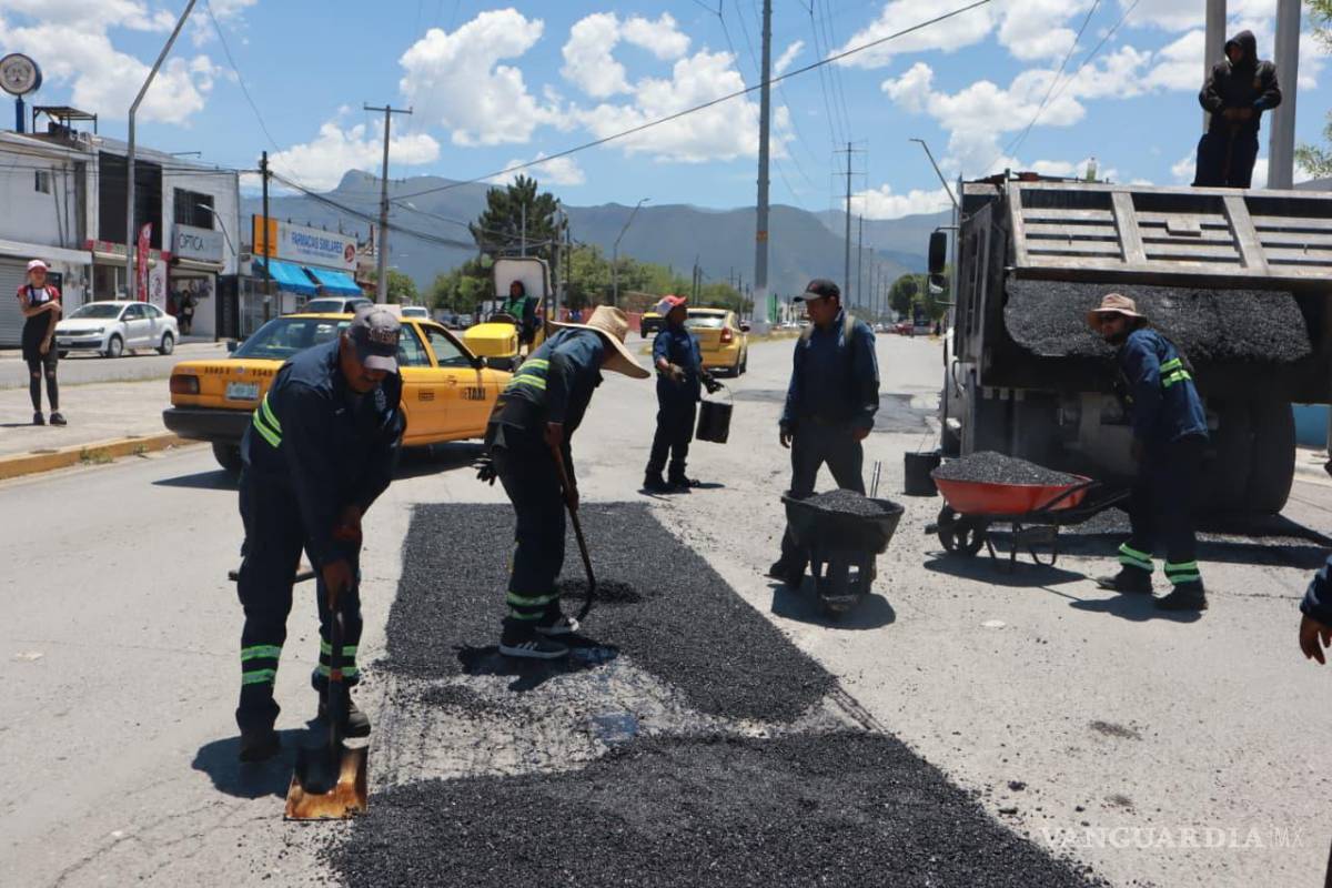 Brigadas municipales reparan calles y áreas verdes para mejorar la calidad de vida en Saltillo