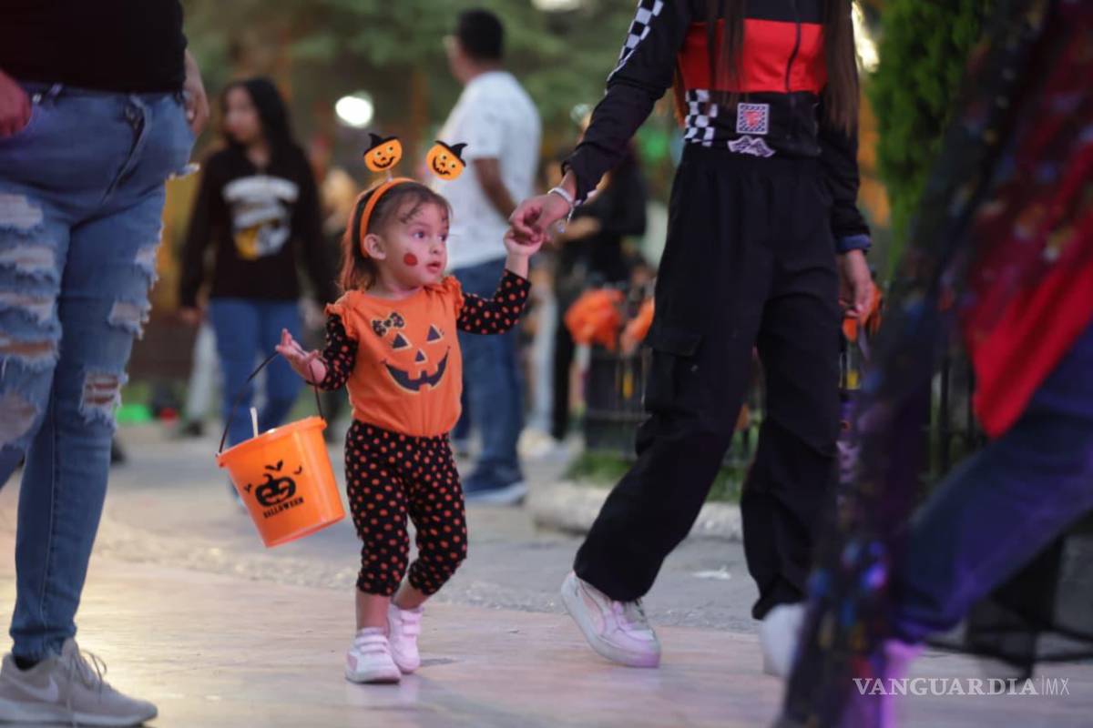 $!Familias enteras caminaron entre risas, tcalabazas en una noche muy esperada.