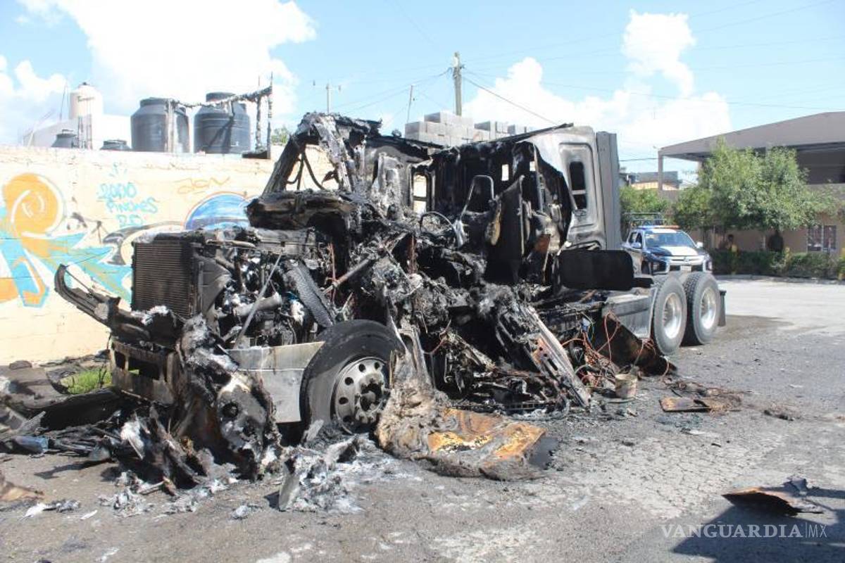 Fuego consume cabina de tráiler en Saltillo; sospechan incendio provocado