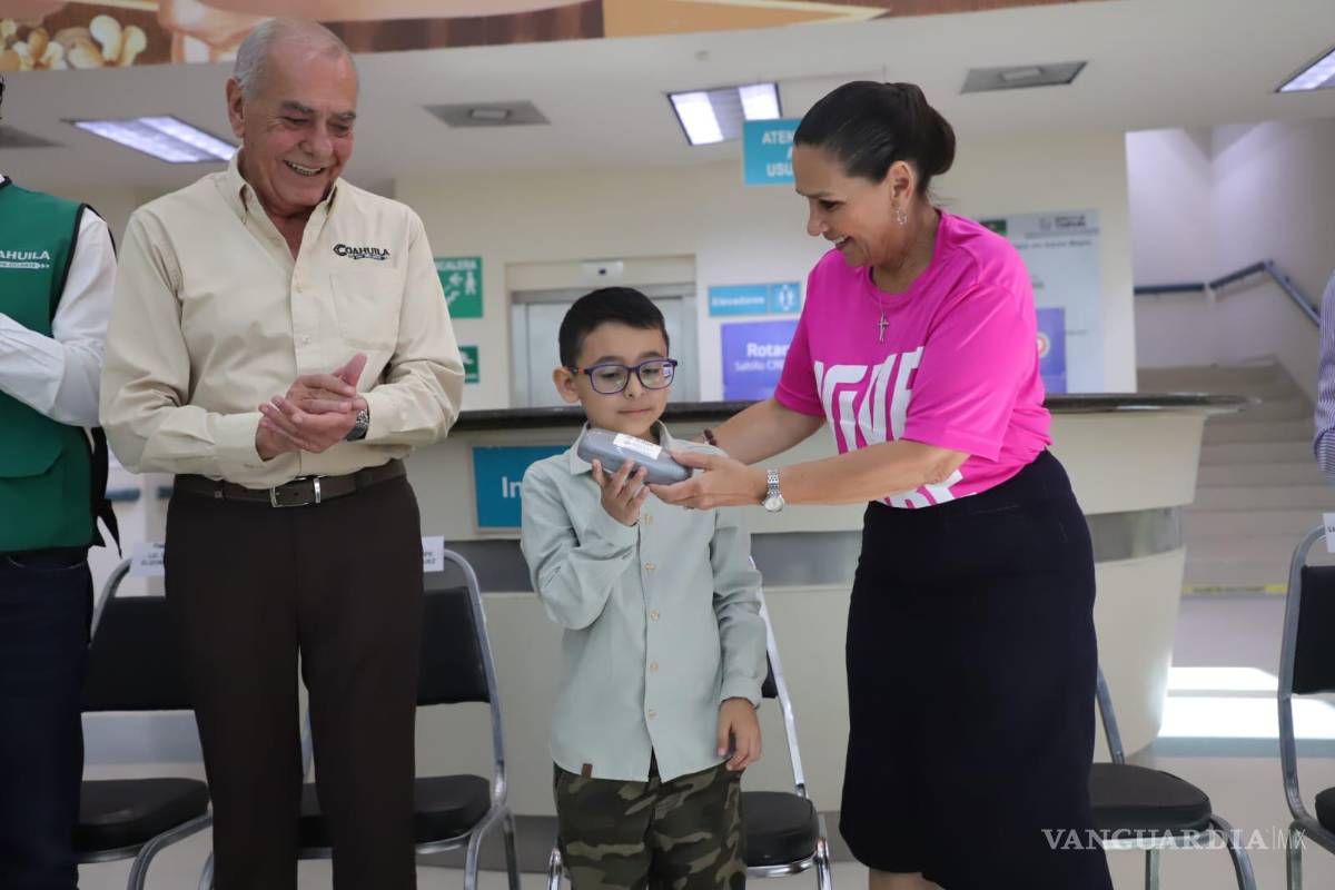 Coahuila: Entrega DIF lentes a personas con deficiencias visuales en Saltillo