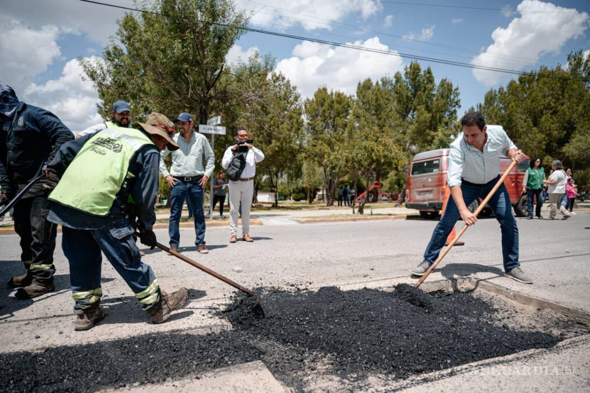 Realizan acciones de limpieza y bacheo en la colonia Lomas de Lourdes, en Saltillo