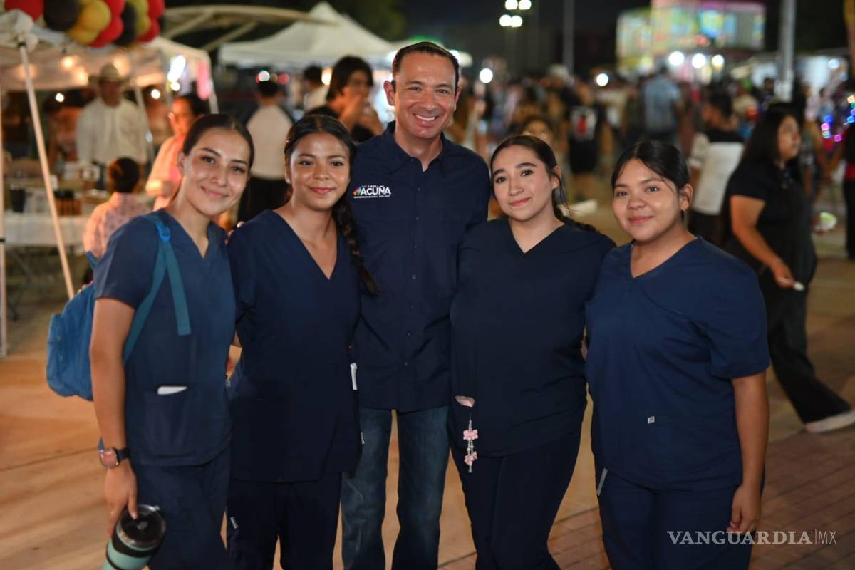 Realizan la Primera Feria Nocturna del Comercio en la Macroplaza de Acuña