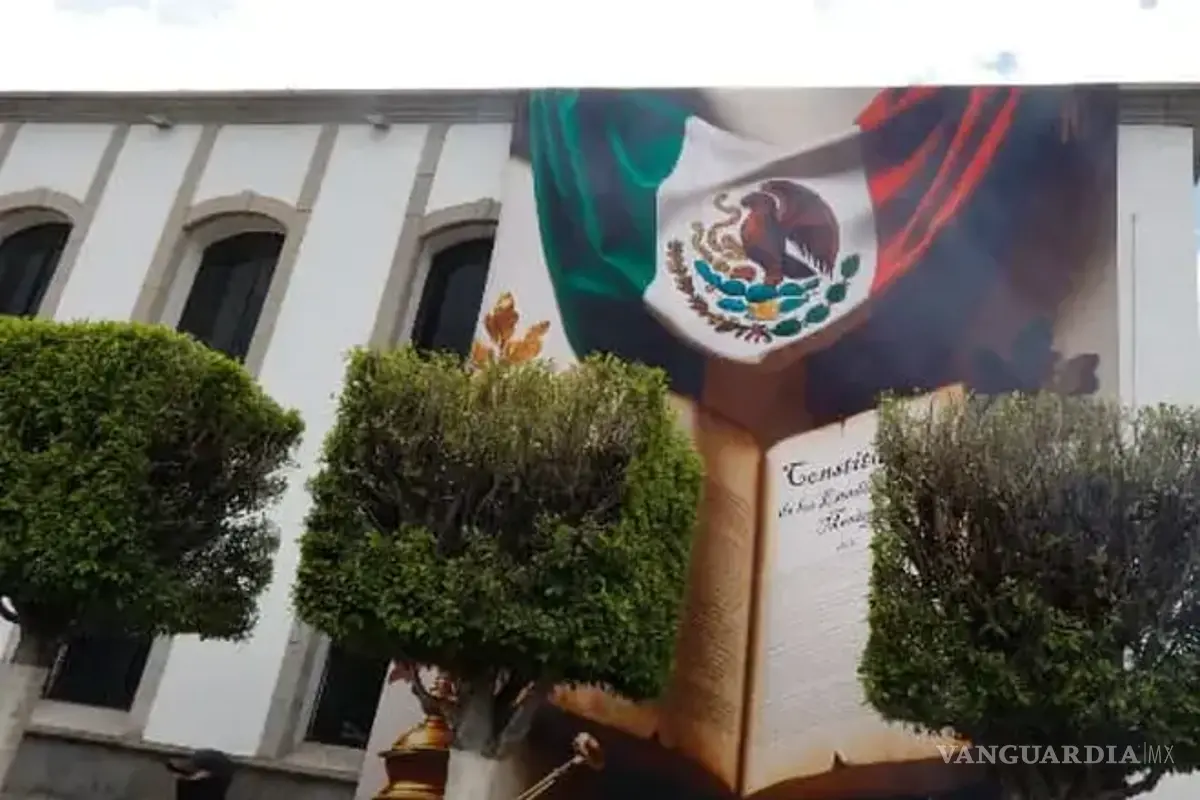 $!Colocan murales patrios en Tlaxcala hechos con IA; exhiben manos con 6 dedos y escudo con águila sin cabeza