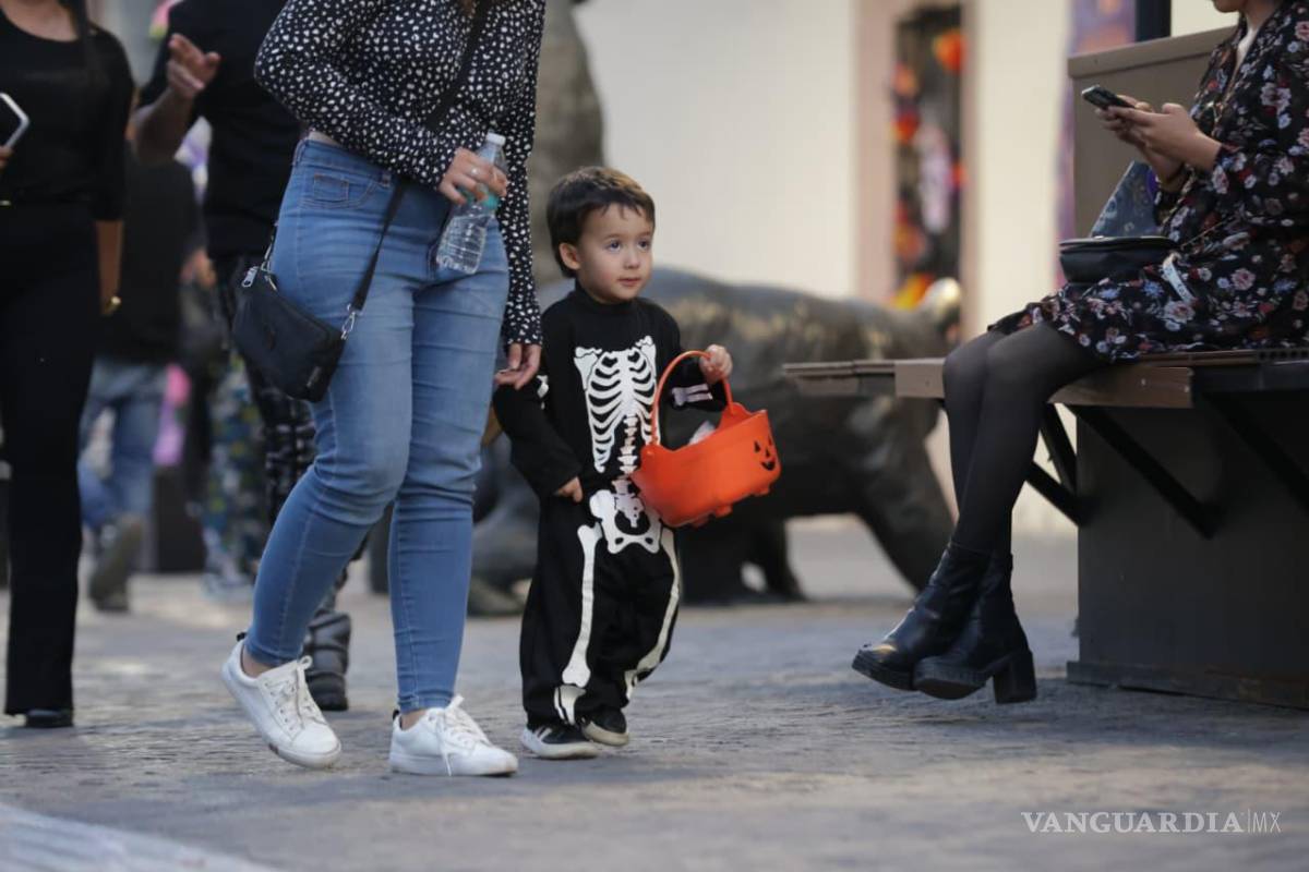 $!Los pequeños mostraron orgullosos sus bolsas repletas de dulces tras recorrer las calles.