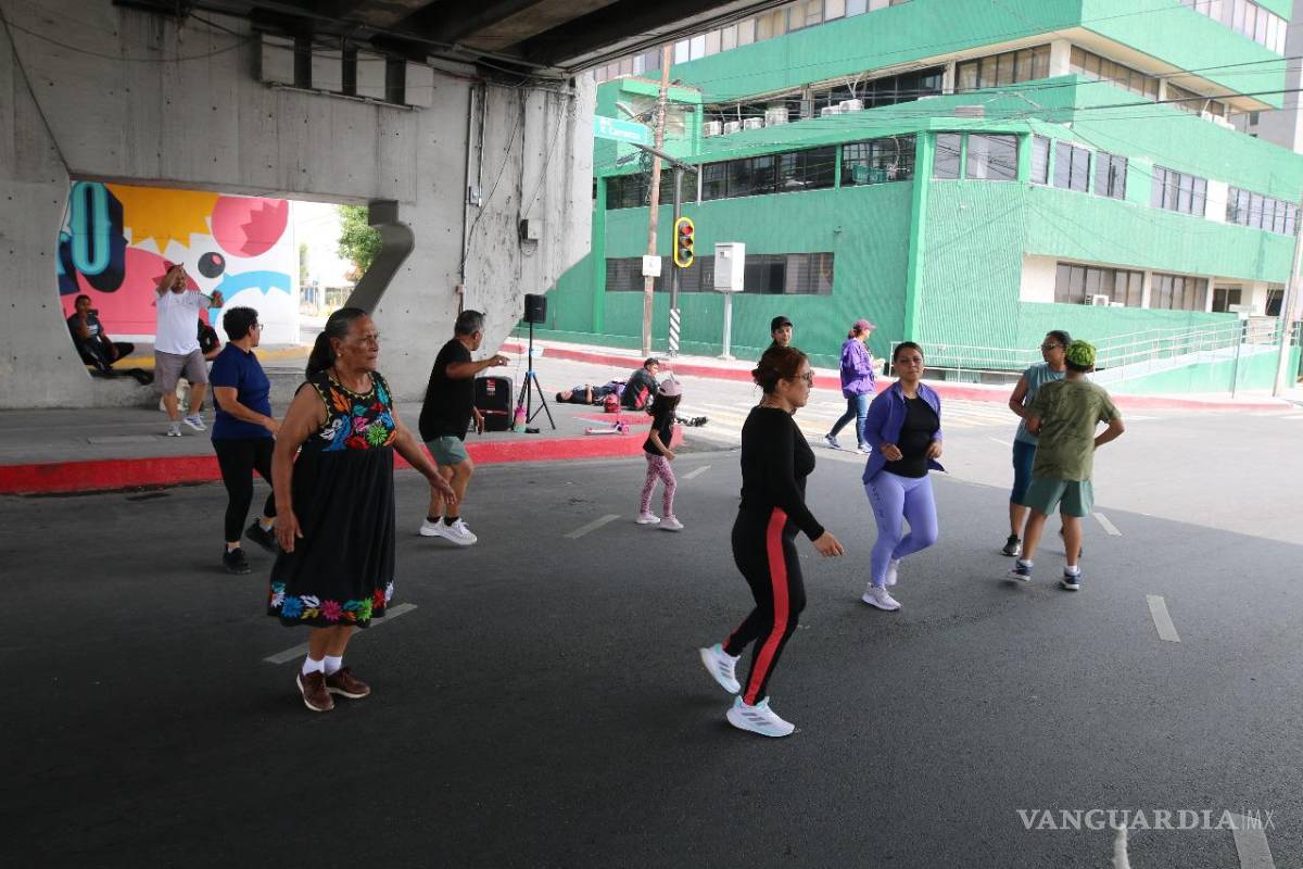 $!Se impartió una clase de ritmos musicalizados debajo del puente de Venustiano Carranza y periférico Luis Echeverría.