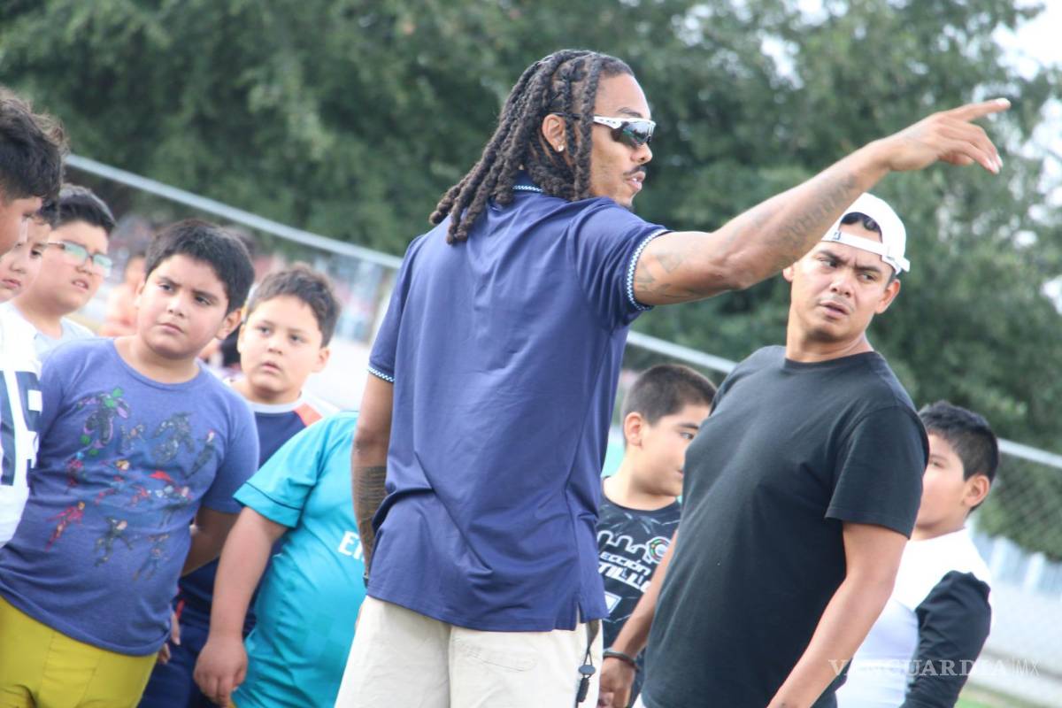 Exjugador de la NFL comparte con niños y niñas de Saltillo técnicas de entrenamiento