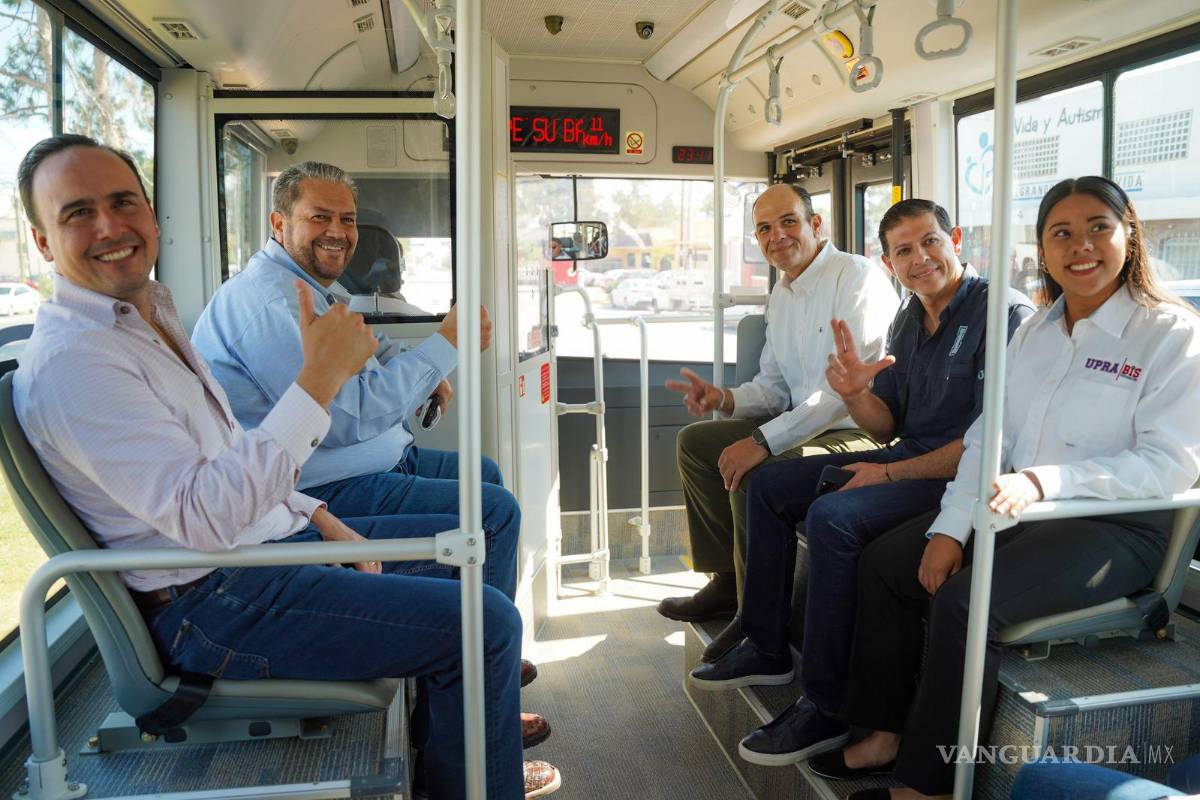 $!El gobernador Manolo Jiménez, el alcalde Tomás Gutiérrez, el diputado federal Jericó Abramo, el rector de al UAdeC, Octavio Pimentel y la rectora de la UPRA, Alma Aleida López Barrón, estrenaron la nueva ruta de transporte.