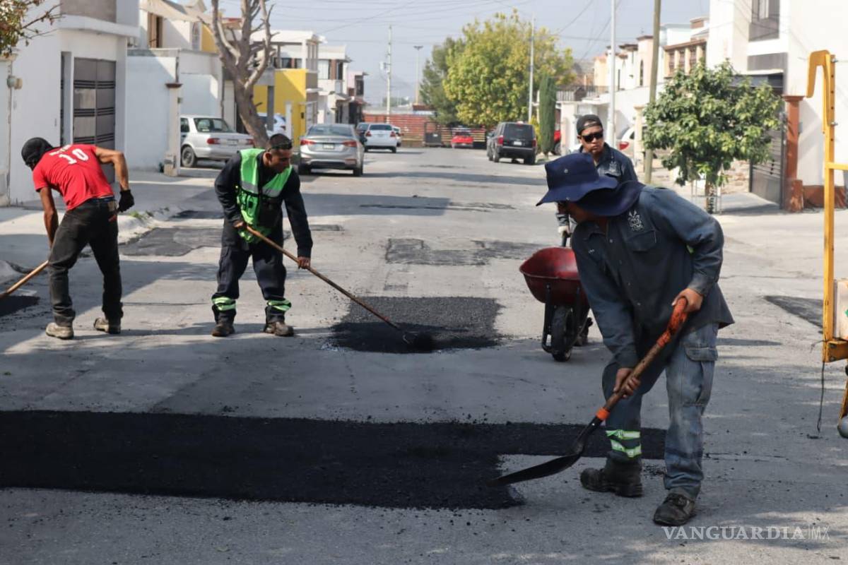 Bachean cuadrillas calles de la colonia La Estrella y Ampliación Villas de San Lorenzo, en Saltillo
