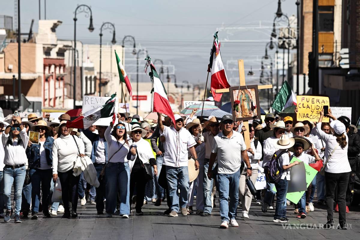 $!Con pancartas y consignas, asistentes reclamaron justicia por el caso de Carlos Manzo y exigieron mayores acciones de seguridad en distintas regiones del país.