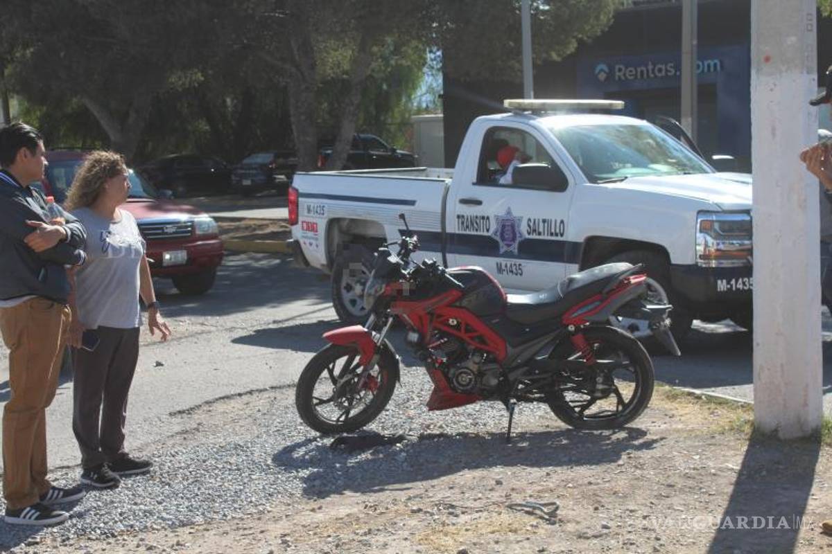 $!La motocicleta quedó sobre el pavimento tras el choque con un Nissan Tsuru azul.