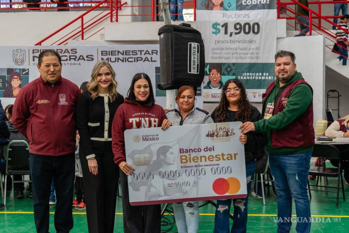Entregan 300 becas Benito Juárez a estudiantes de preparatoria en Piedras Negras
