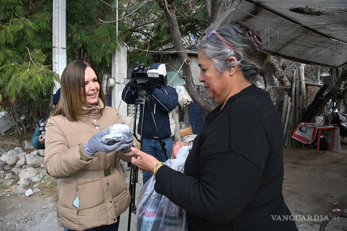 $!Sara Irma Pérez encabezó recorridos para constatar la atención a la población ante el frío.