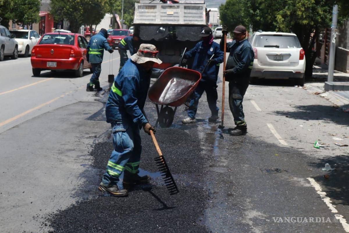 Permanentes trabajos de bacheo en Saltillo; reparan daños que dejaron las lluvias