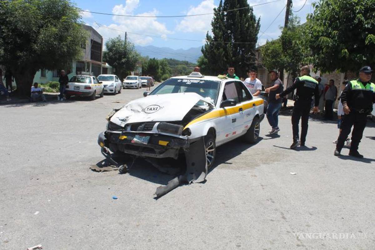 $!Elementos de Tránsito Municipal acudieron al lugar del accidente para realizar el reporte correspondiente.
