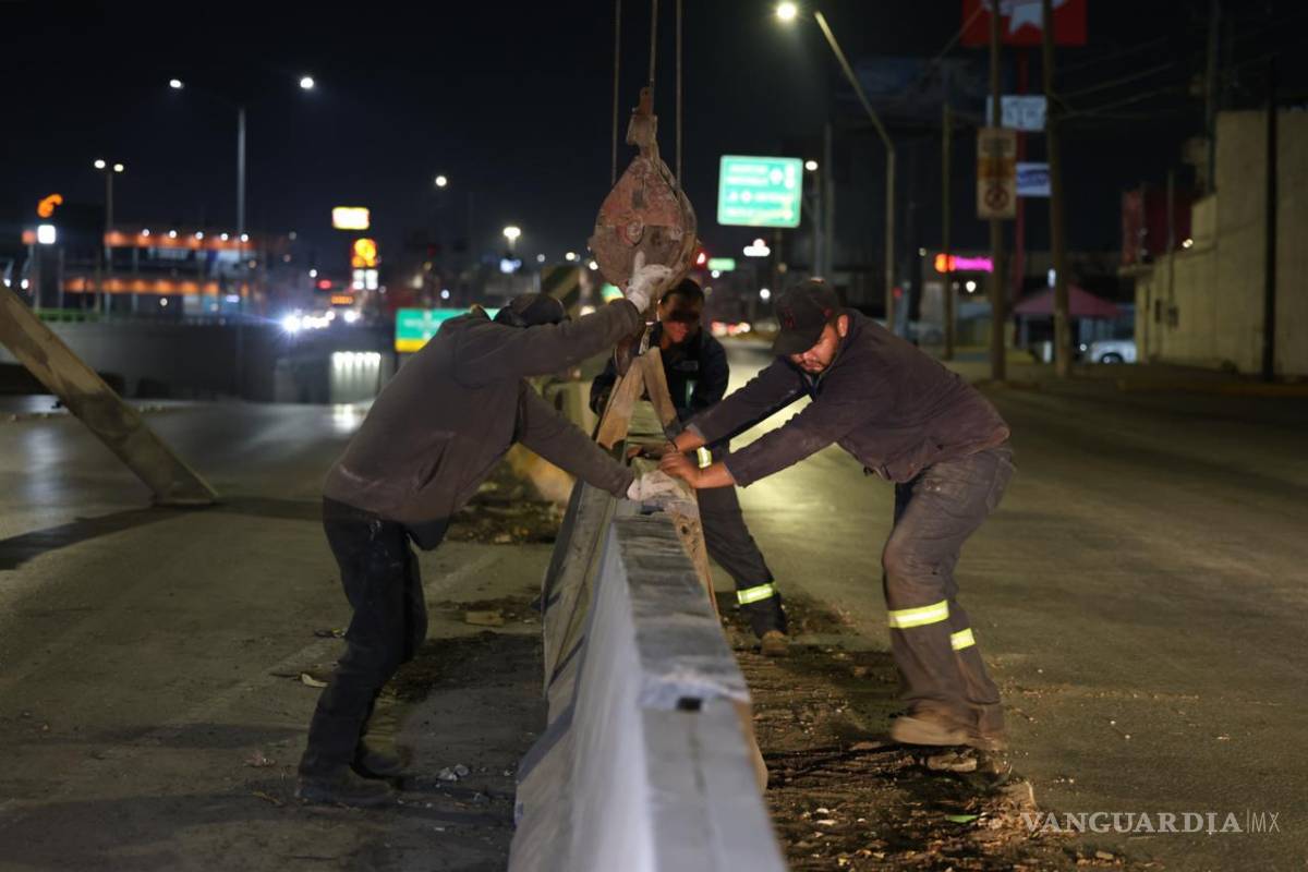 $!Personal municipal trabajó en horario nocturno para reacomodar e instalar delimitadores en el cruce del periférico LEA y bulevar Jesús Valdés Sánchez