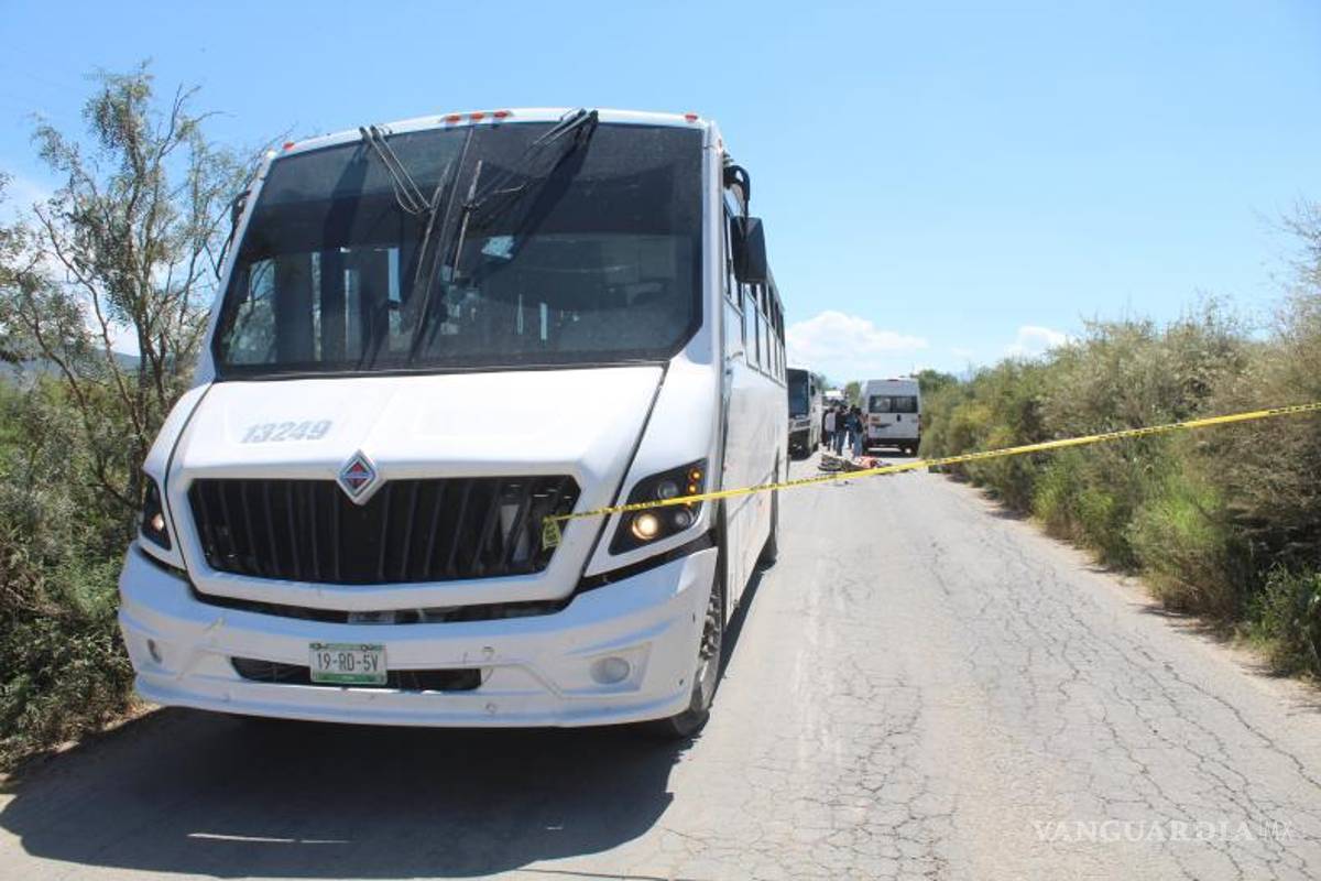 $!El fuerte impacto con la defensa del autobús provocó que los ocupantes de la motocicleta cayeran al carril contrario de la carretera.