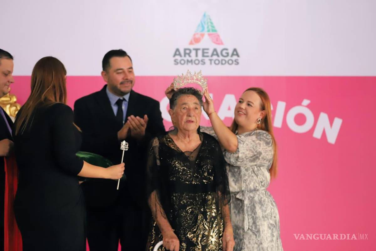 $!La alcaldesa Ana Karen Sánchez Flores coloca la corona a la nueva Reina.