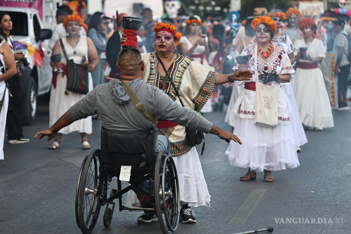 $!Catrinas, catrines y matlachines celebran la riqueza cultural del norte de México.