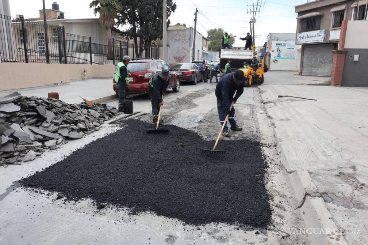 Saltillo: Cuadrillas rehabilitan la calle Álvaro Obregón para mejorar la vialidad