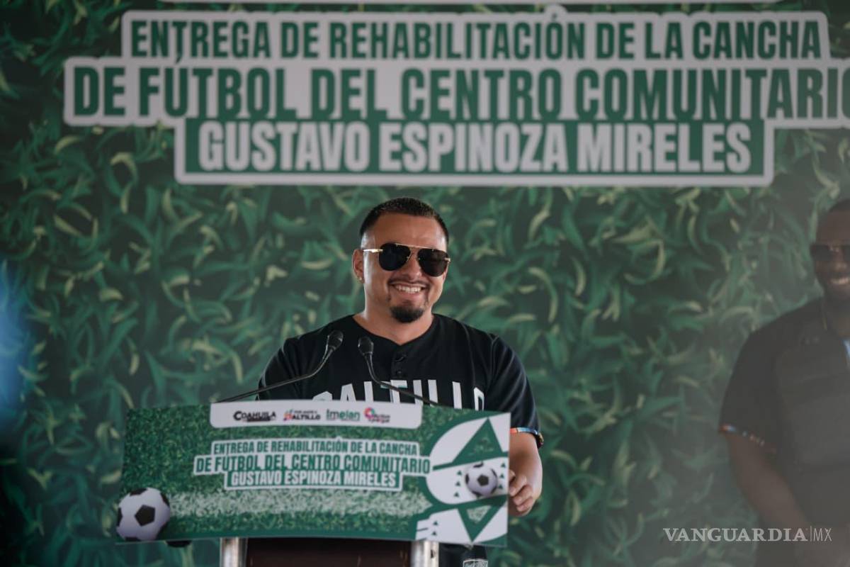 $!El empresario Christopher Delgado realizó la donación que permitió concretar la rehabilitación de la cancha.
