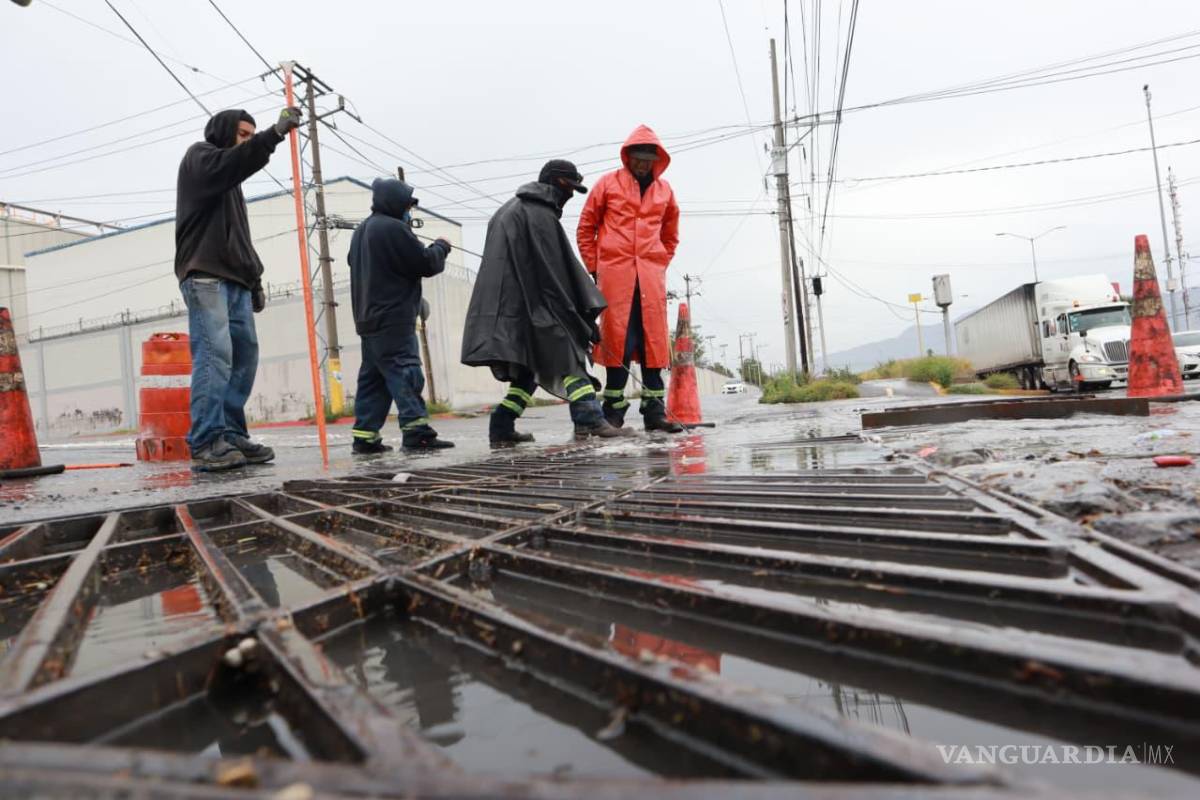 $!Brigadas municipales realizaron el desazolve de rejillas pluviales en el periférico LEA para prevenir afectaciones por lluvias.