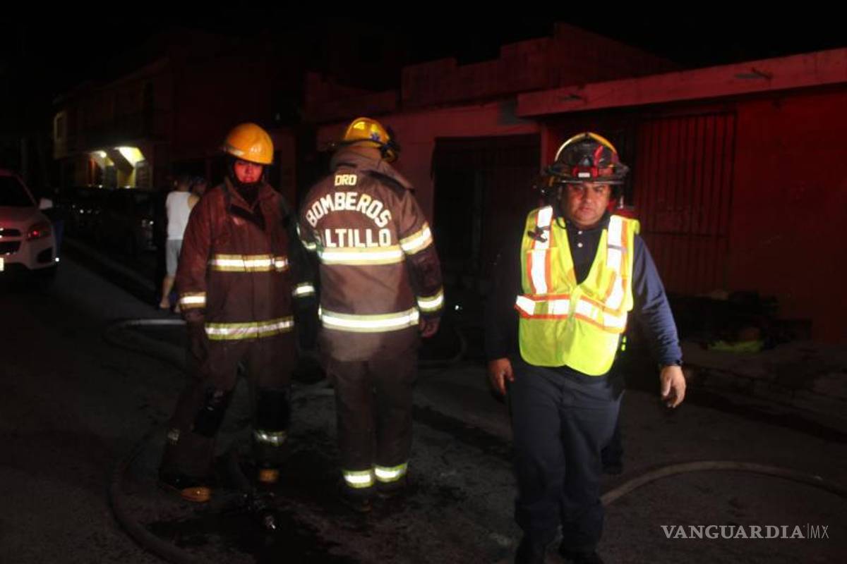 $!Elementos de Bomberos trabajaron en la bodega afectada por el incendio.