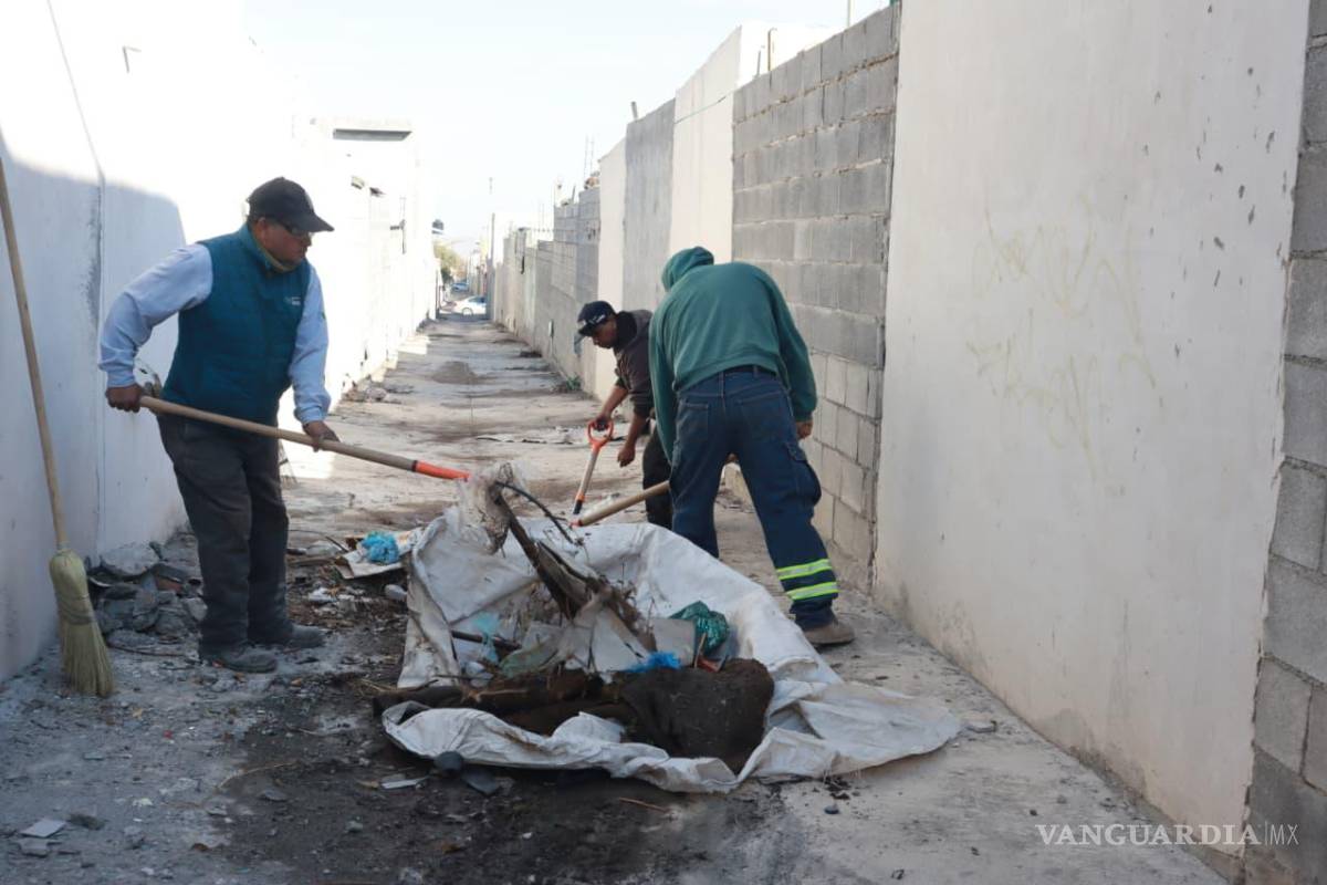 $!El alcalde Javier Díaz pide a vecinos colaboración para mantener espacios públicos limpios.