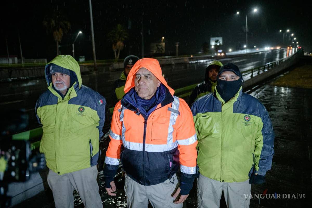 $!Elementos de Protección Civil recorren las principales vialidades de la ciudad, para advertir del riesgo por el pavimento mojado.
