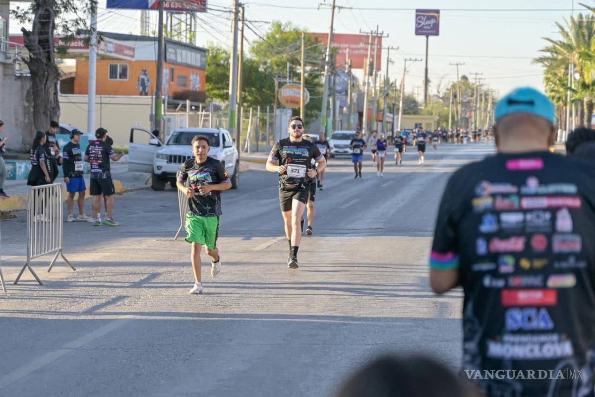 $!El recorrido incluyó sitios emblemáticos como el Museo Coahuila y Texas, la Alameda Juárez y el Monumento a Harold R. Pape, proyectando a Monclova como ciudad deportiva y cultural.