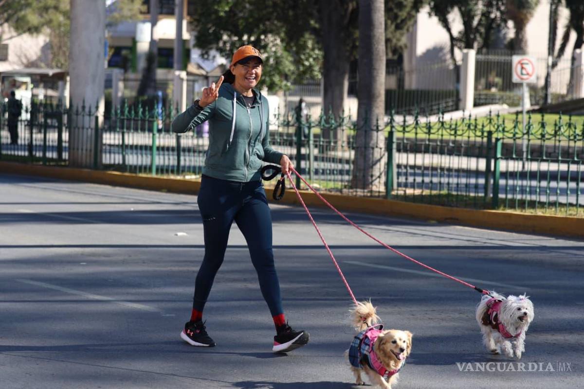 $!Familias, niñas y niños aprovecharon el paseo dominical para caminar, trotar y andar en bicicleta en un entorno seguro y libre de vehículos.