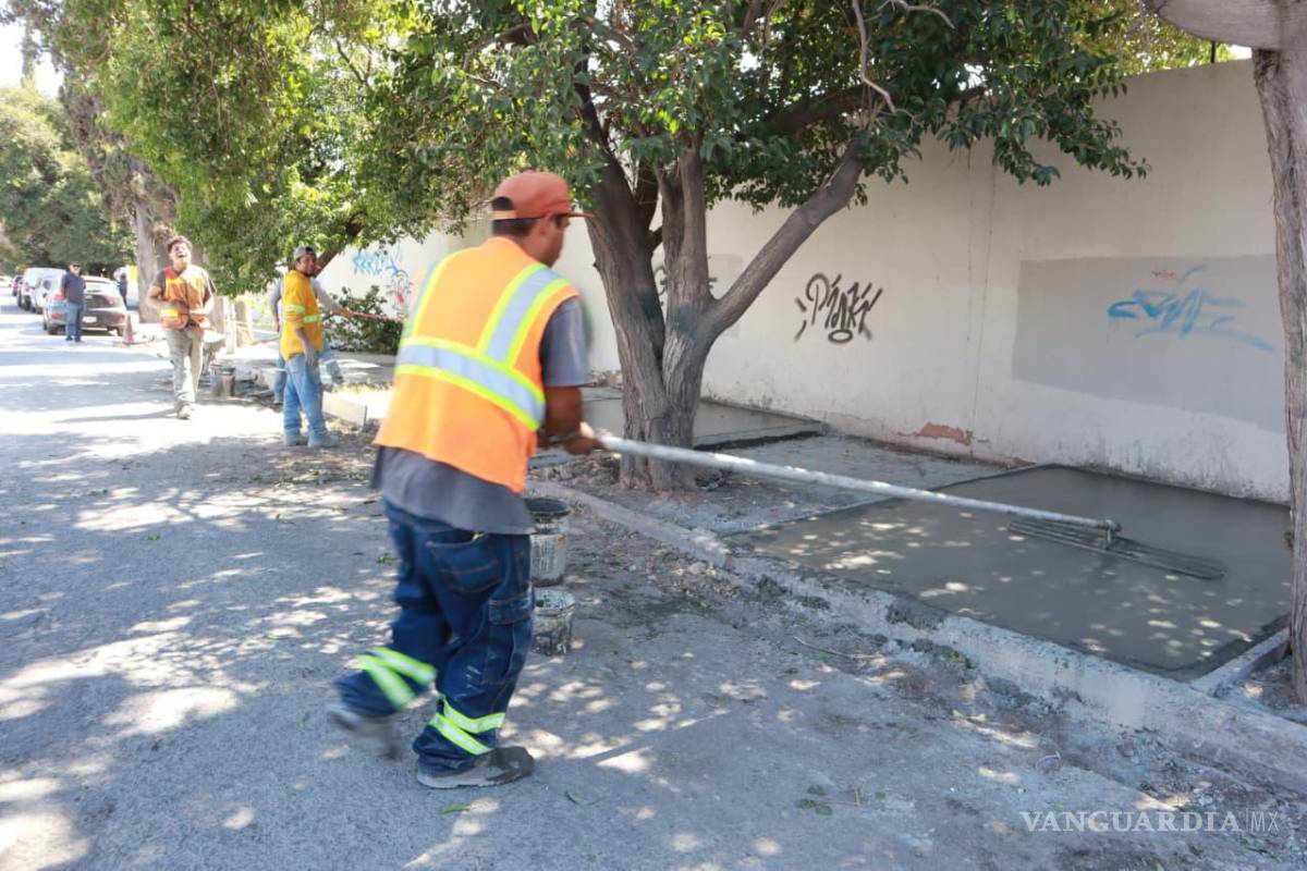 $!El Gobierno Municipal también realiza mantenimiento y limpieza en panteones, incluyendo el retiro de maleza, basura y escombros, así como pintura y cal en pasillos y áreas comunes.