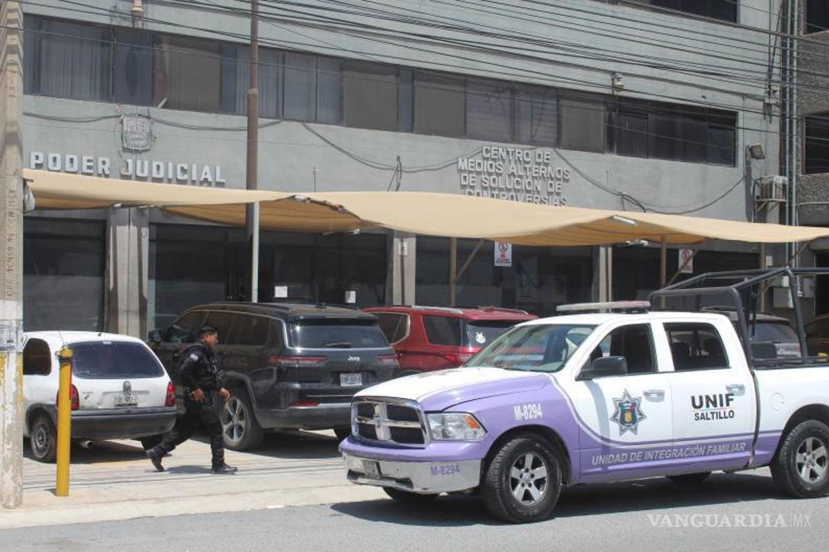 $!El incidente movilizó a unidades de emergencia a las instalaciones de Medios Alternos, donde la empleada comenzó a sentirse mal.