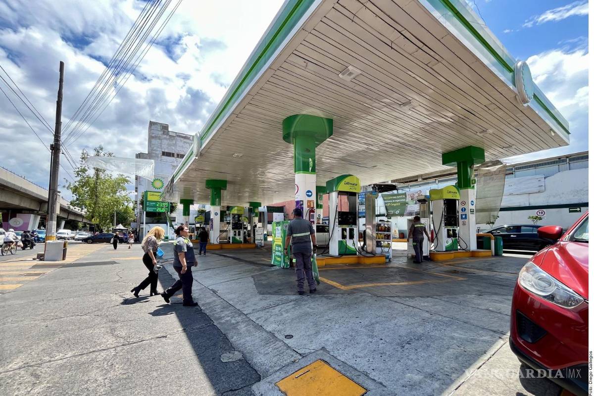 Mientras reportan desabasto de gasolina en varias entidades, Pemex le cumple a Cuba