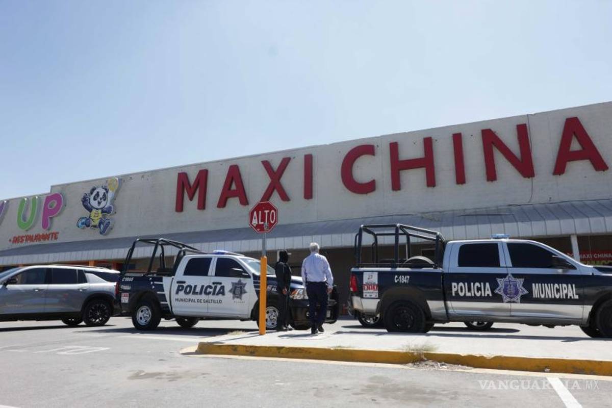 $!El director del IMPI, Santiago Nieto, acompañado por el secretario de Economía, Luis Olivares Martínez, encabezó el operativo en la tienda Maxi China, dando inicio al denominado “Operativo de Limpieza”.