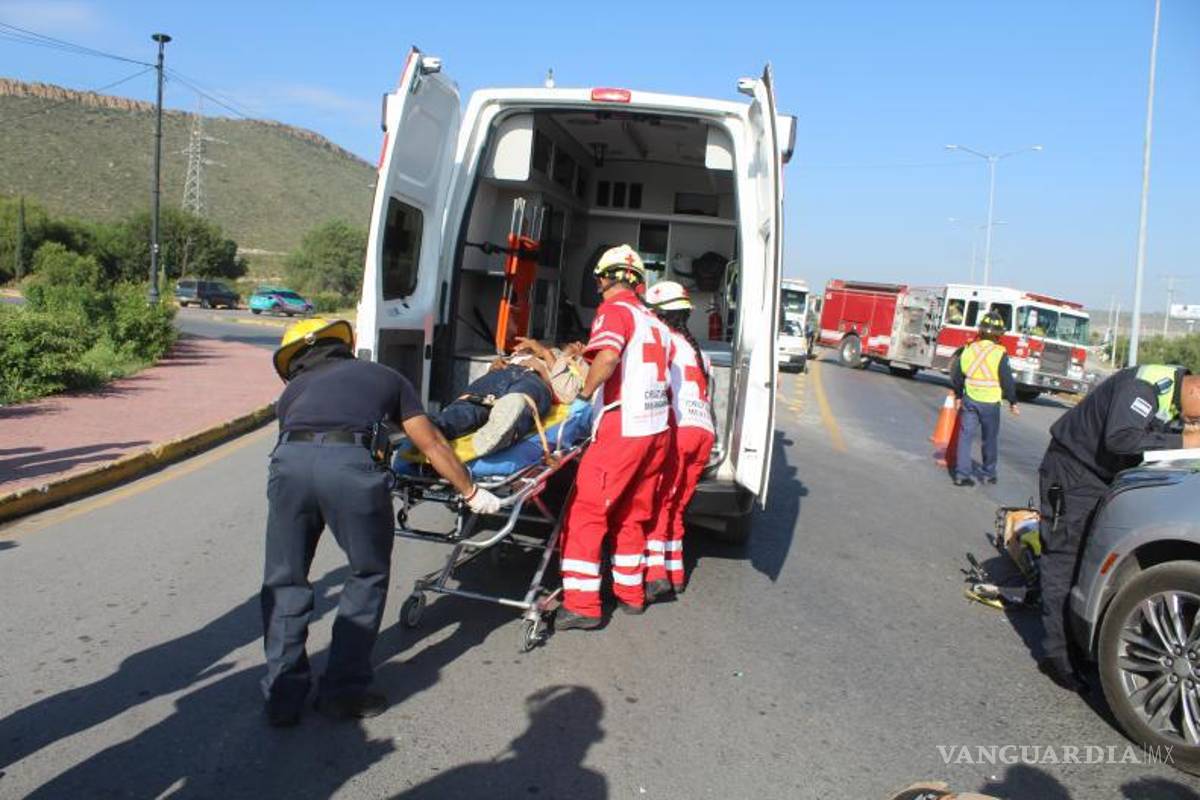 $!El trabajo colaborativo entre la Cruz Roja, personal de Bomberos y de Protección Civil, garantizó su pronta atención.