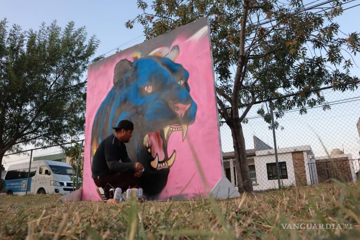 $!Artistas urbanos Ángel Siete y Jesús Wong plasmaron sus creaciones en un mural durante la jornada de “La Ruta Más Creativa”, mientras vecinos observaron el proceso creativo de cerca.