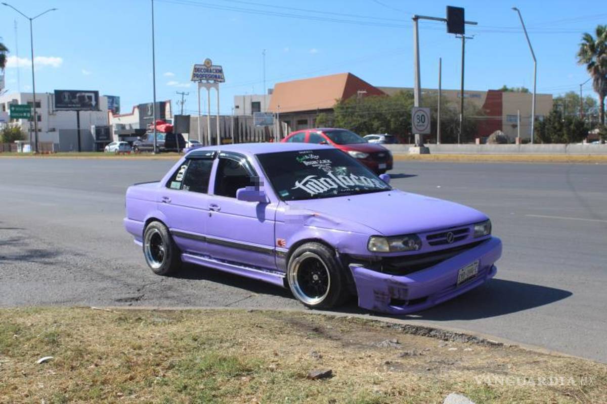 $!El conductor del vehículo involucrado detuvo su marcha para auxiliar al motociclista y colaborar en el acuerdo.