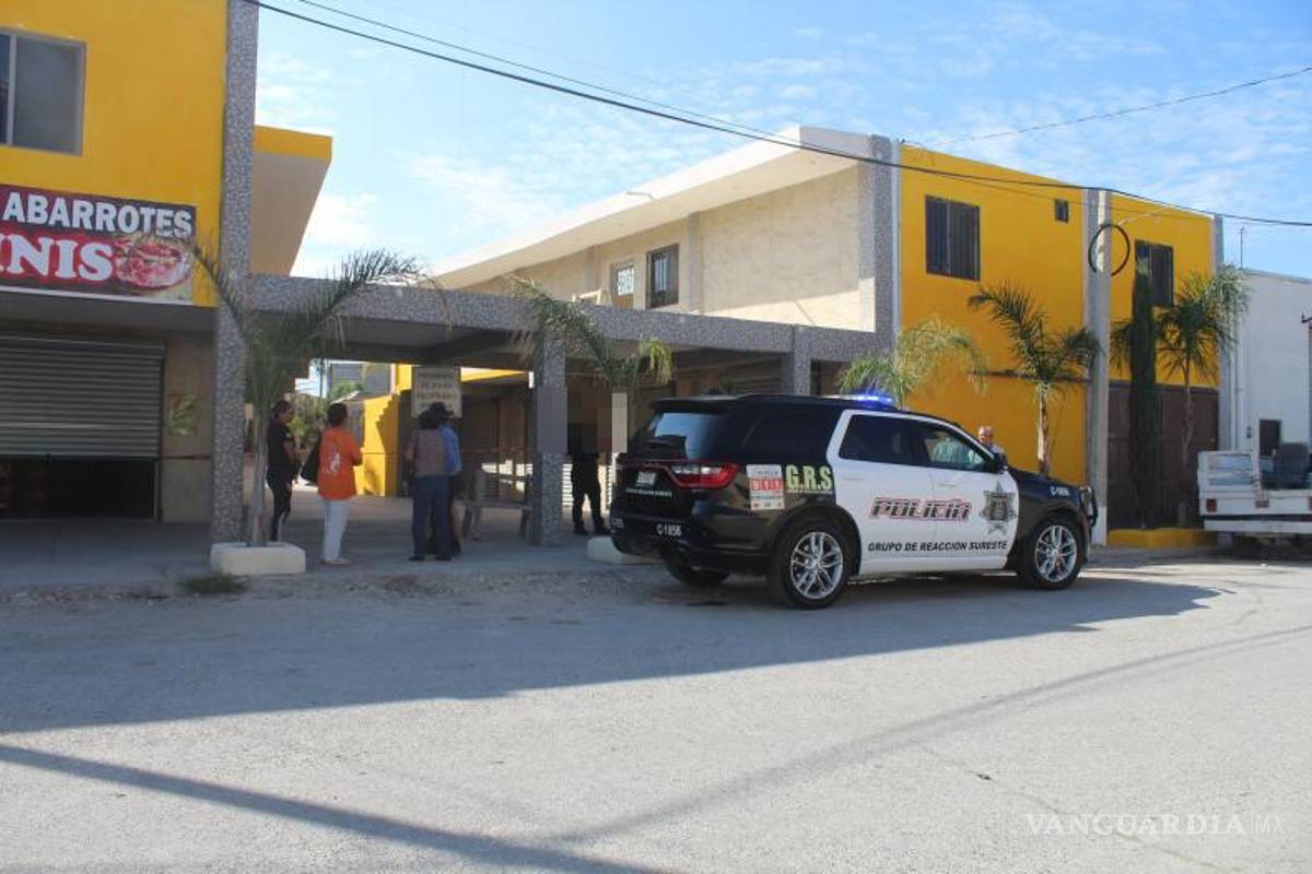 $!Amigos y familiares del trabajador, conocido como “Varis”, permanecieron cerca de la escena mientras se realizaban las diligencias correspondientes.