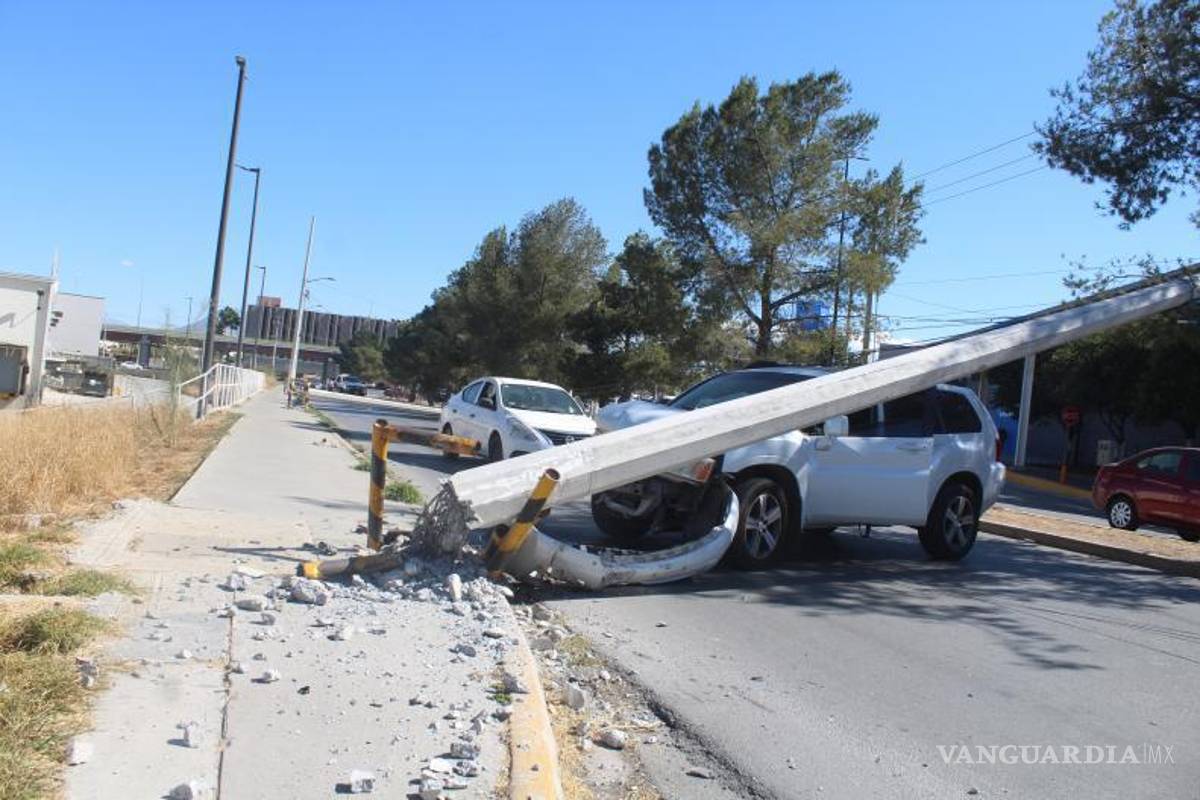 $!Elementos de seguridad y peritos de tránsito coordinando maniobras para liberar los carriles afectados.