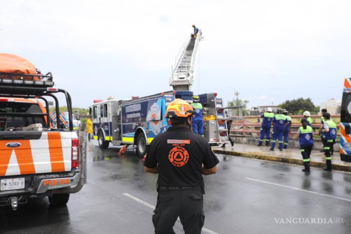 Lluvias causan encharcamientos, cierres viales y el rescate de dos personas, en Nuevo León
